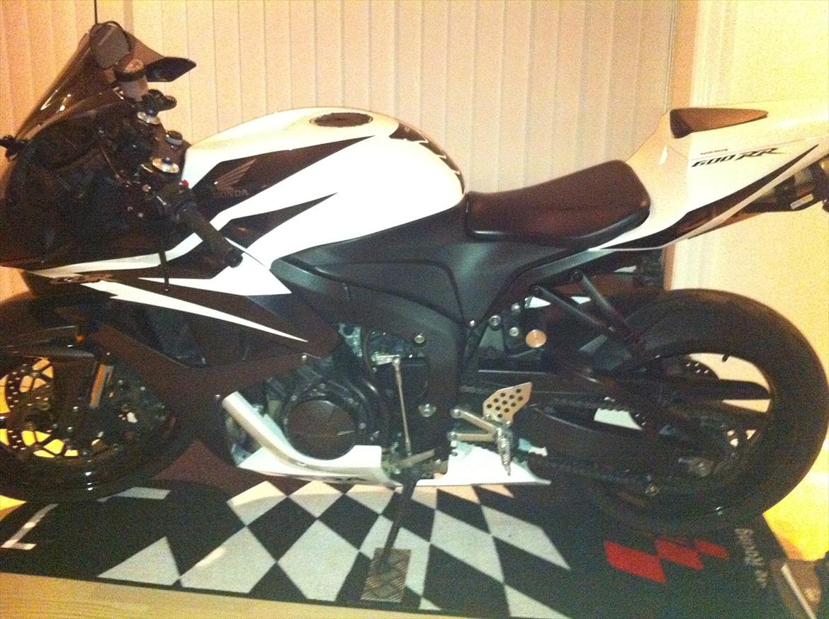 Honda CBR 600 RR - så blev stellet samt fodhvilerne bagpå lakeret sort som resten billede 8