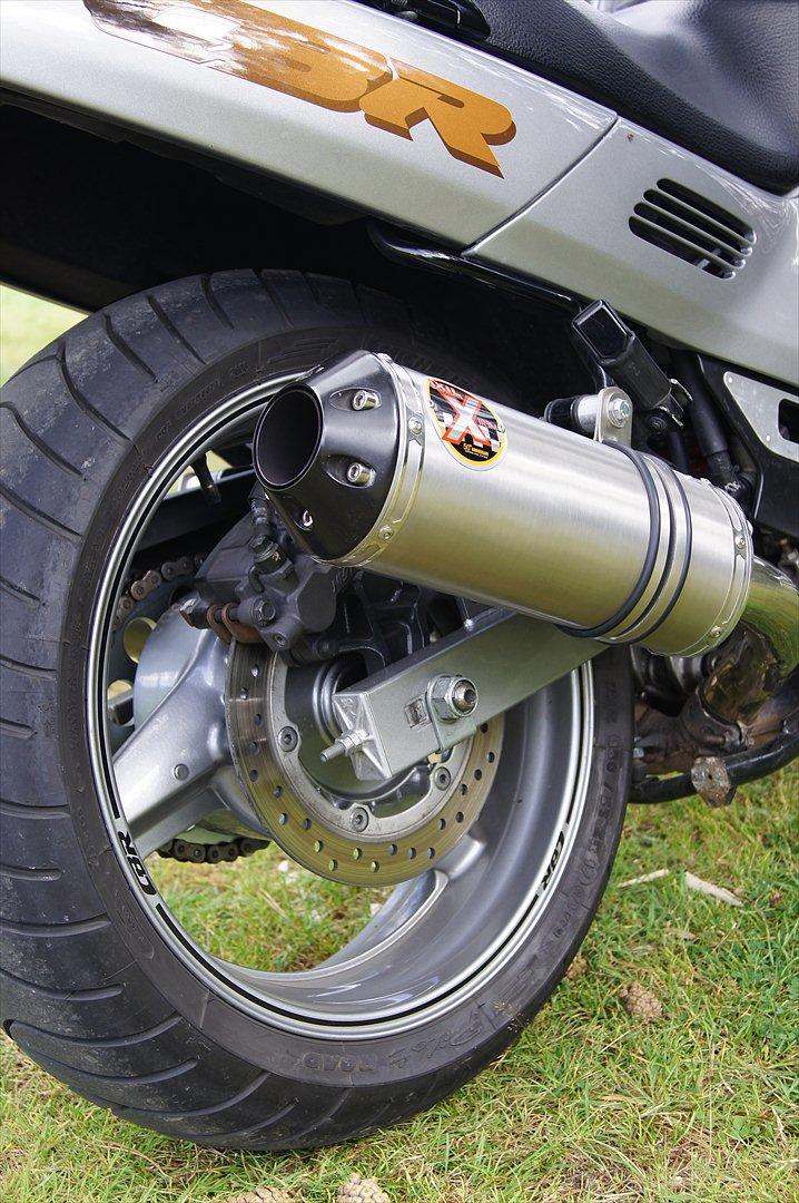 Honda CBR 1000 F - Lyden skal være i stereo, så en i begge sider..... billede 5