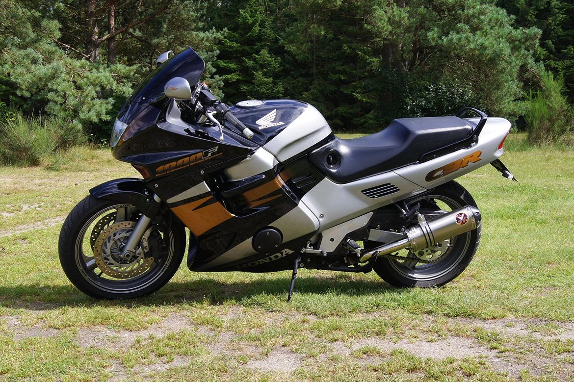 Honda CBR 1000 F - Står i solen og skinner... billede 1