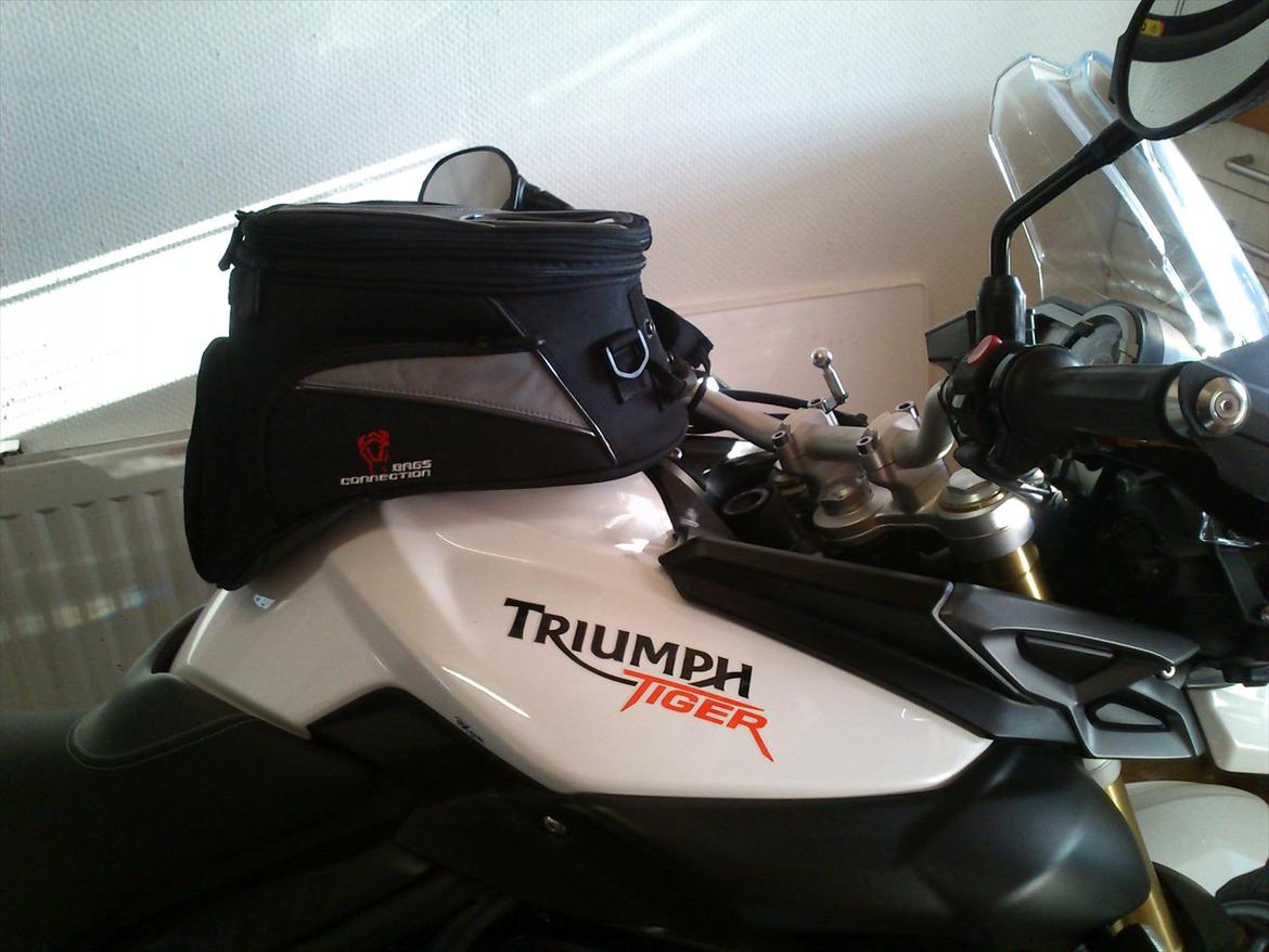 Triumph Tiger 800 - SW Motech tanktaske med Quicklock system. Læg mærke til GPS-holderen. Er fra KP-Motorcykler i Lemvig. Nem løsning!!!! billede 11