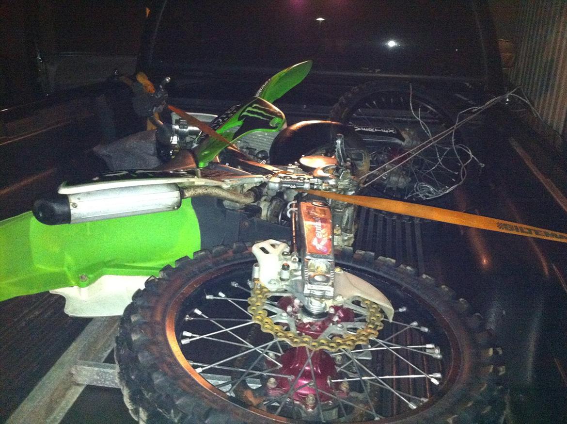Kawasaki KX125 - på ladet af min dodge ram... skal have lavet et stativ så den kan stå op istedet for at ligge ned. billede 4