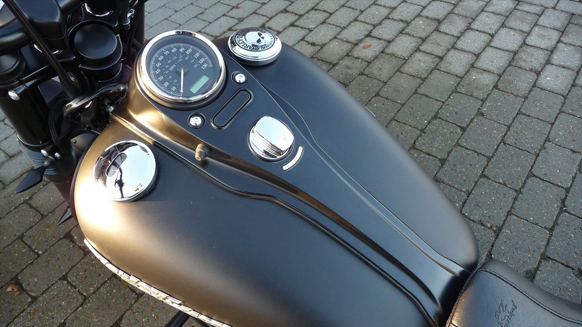 Harley Davidson FXDB Street Bob "Solgt" - Tændingslåsen flyttet op på tanken. Tankkonsollen er fra en Wide Glide. billede 6