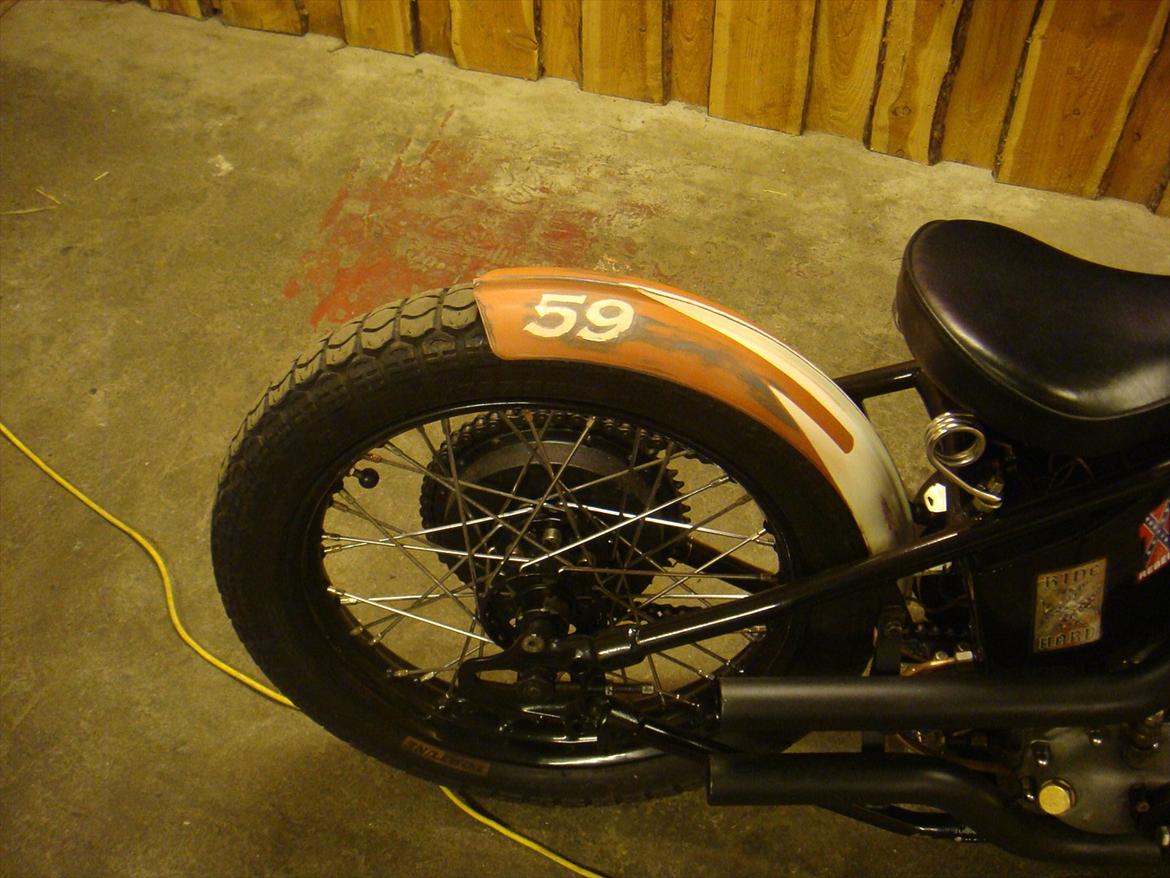 Harley Davidson PanHead Bobber - Skulle lige have et par timer til at gå, så cyklen fik lige et par detaljer mere, den er jo en årgang 59. he he. billede 6