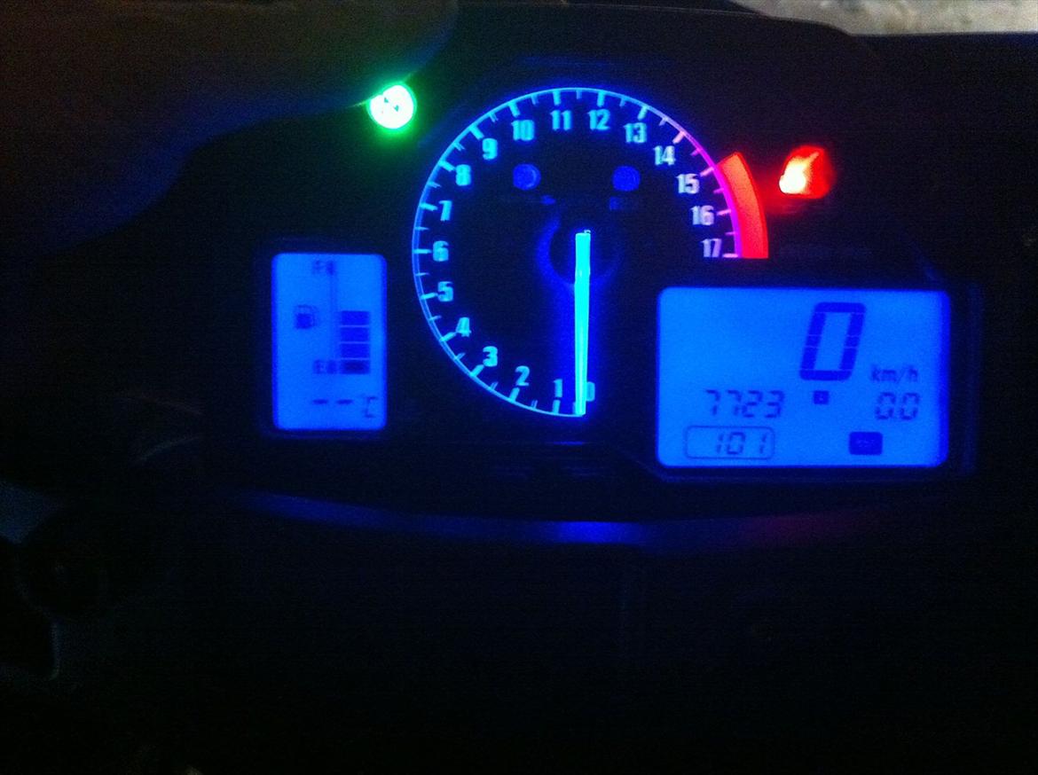 Honda CBR 600 RR Movistar (solgt) - Dioder i instrumenteringen er skiftet ud til blå billede 9