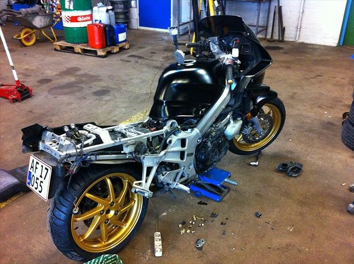 Honda vfr750f - samling efter omlakering billede 5