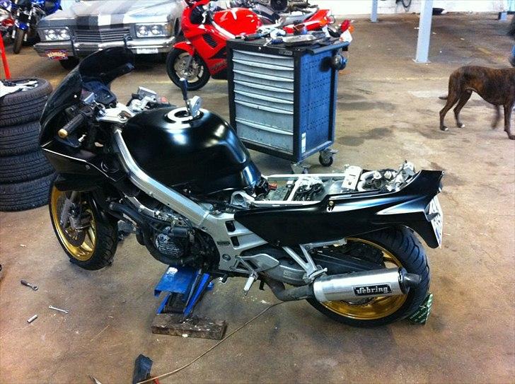 Honda vfr750f - samling efter omlakering billede 4