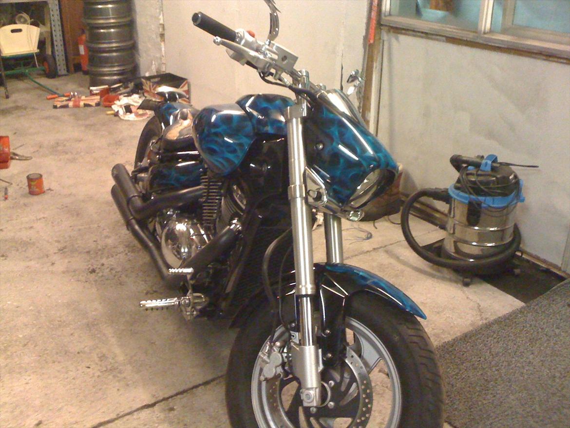 Suzuki intruder - så mangler kn filteret og blive monteret og males sorte fælge og greb. billede 4