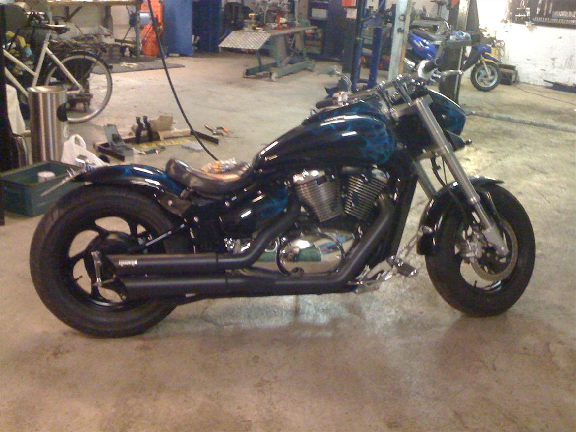 Suzuki intruder - så blev der lavet sorte hjul. kommer mere. billede 3