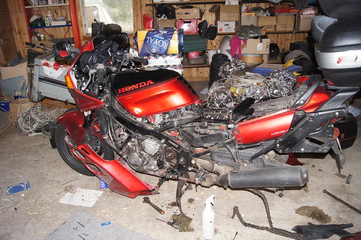 Honda CBR 1000 F - adskilt for at skifte potter til originale, de små der sad på den sad i vejen for taskerne billede 5