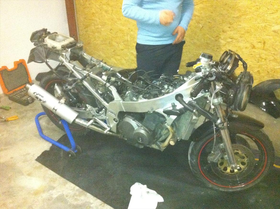 Suzuki GSX-R 400 R - Vinterprojekt igang. Ville have alt olie fjernet fra alle dele, som den tidligere ejer havde efterladt sig. billede 5