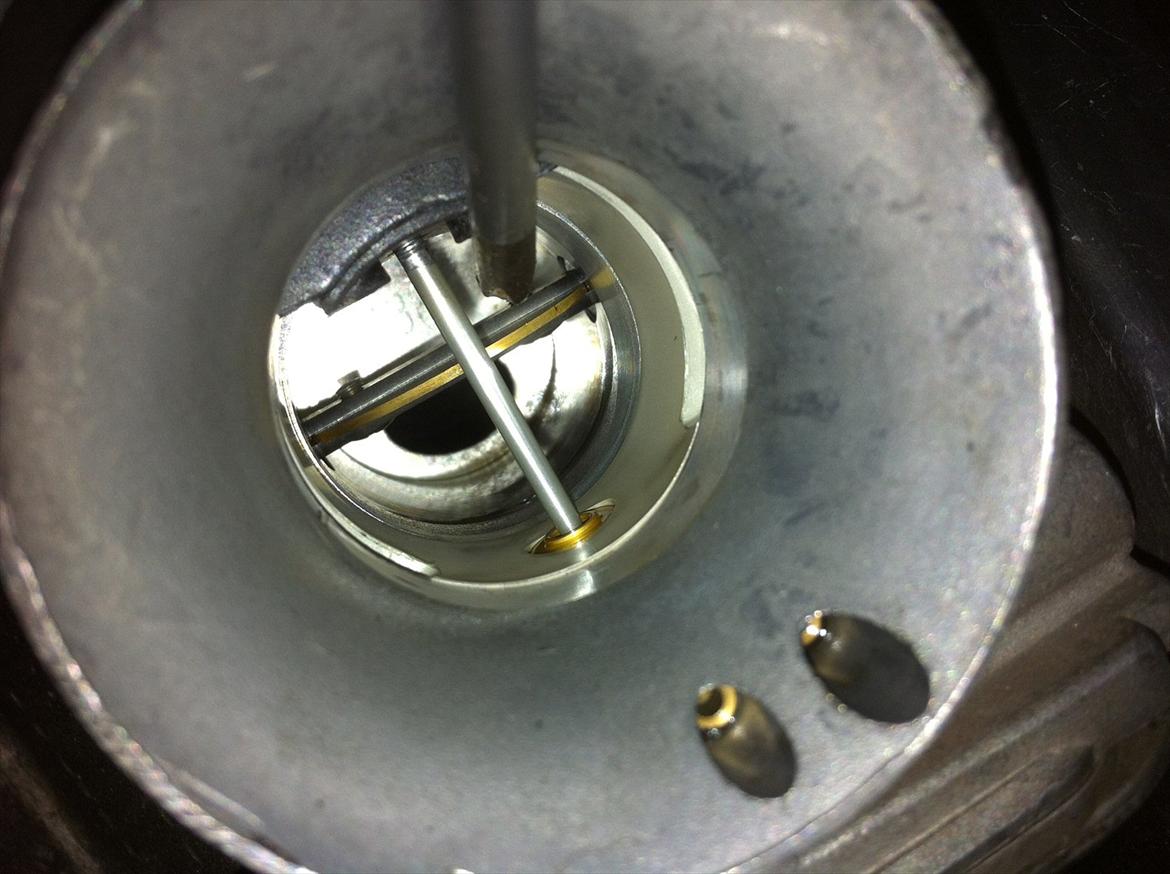 Suzuki GSX-R 400 R - Her kan droslingen ses billede 8