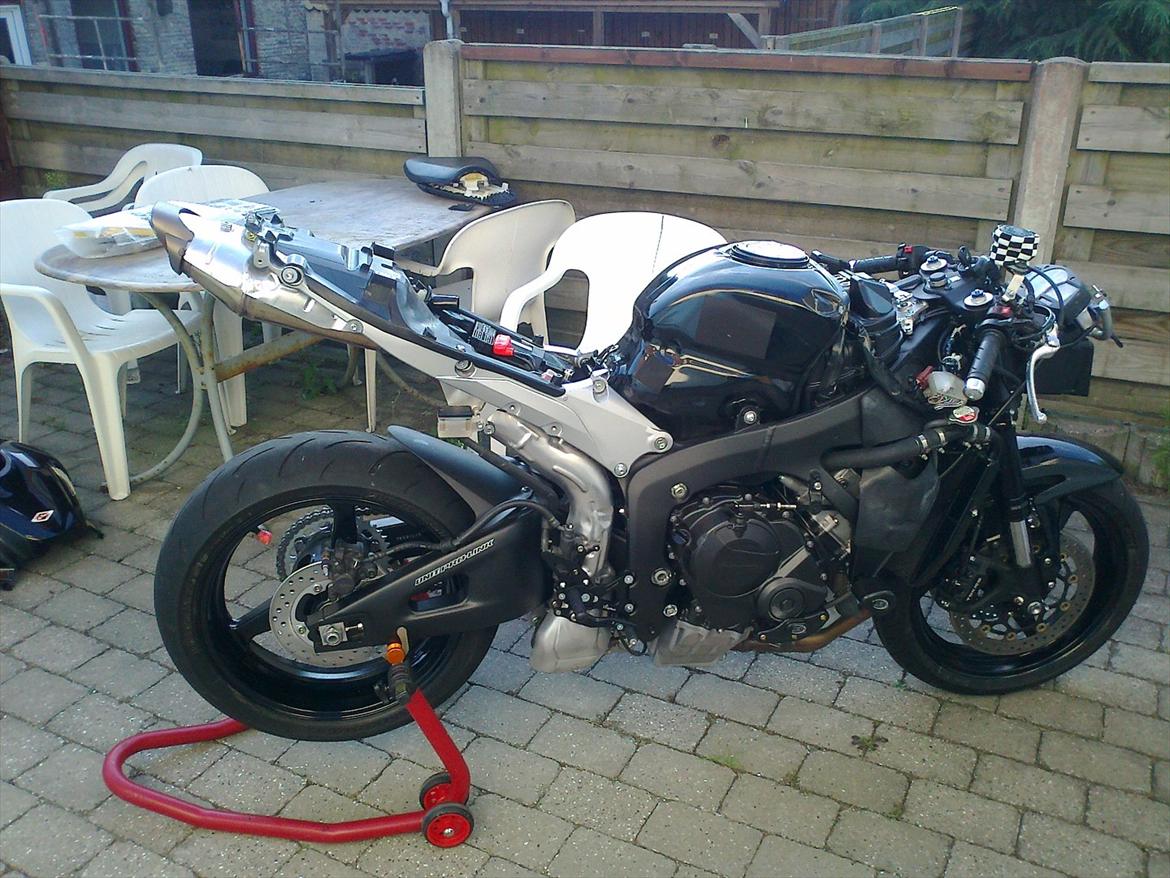 Honda CBR 600 RR *baneged* #Solgt# - Så fik jeg geden hjem :) På med bobbins, fodhvilere og kåbestativ billede 2