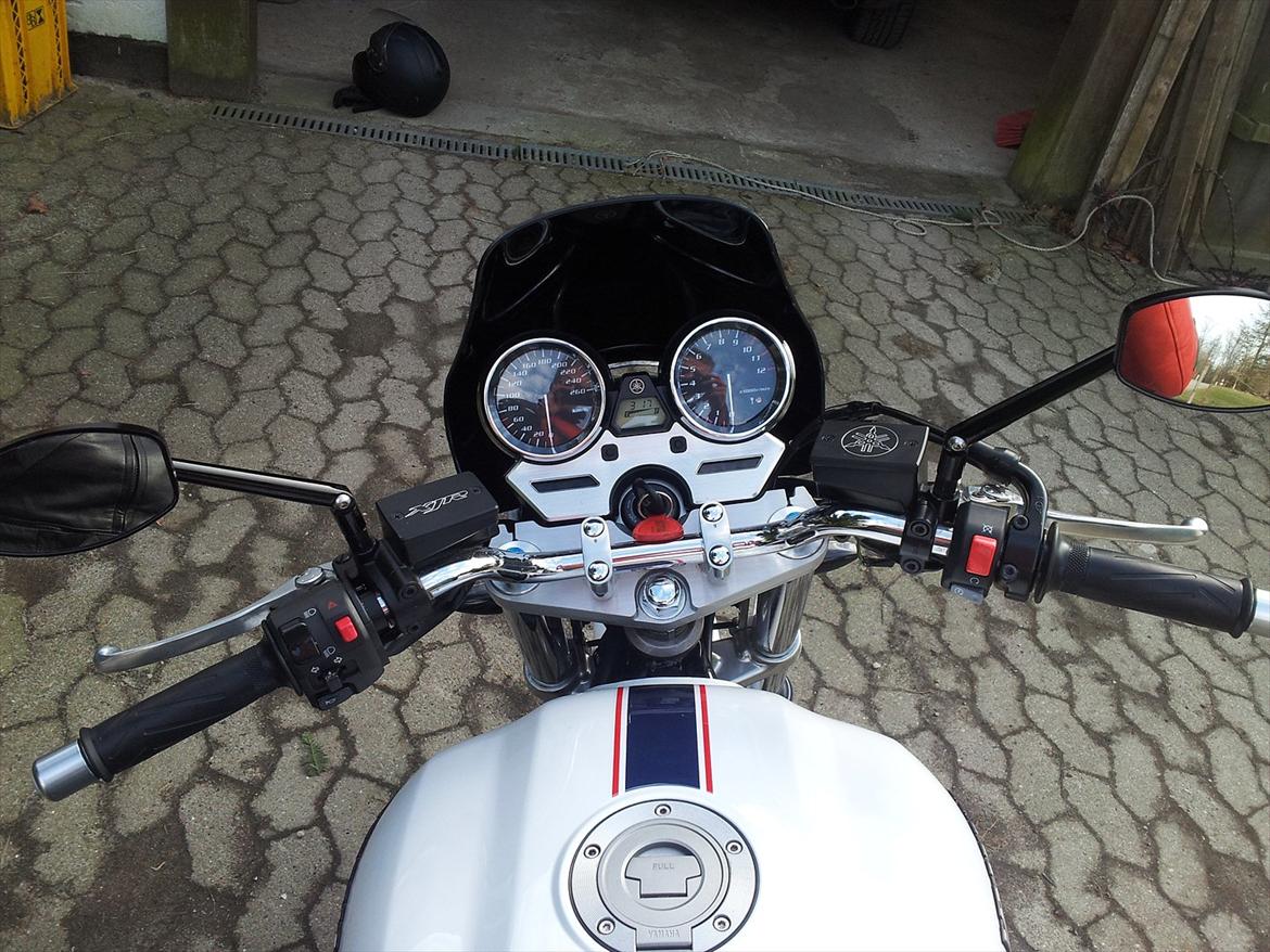 Yamaha XJR 1300 - Cockpittet. billede 9