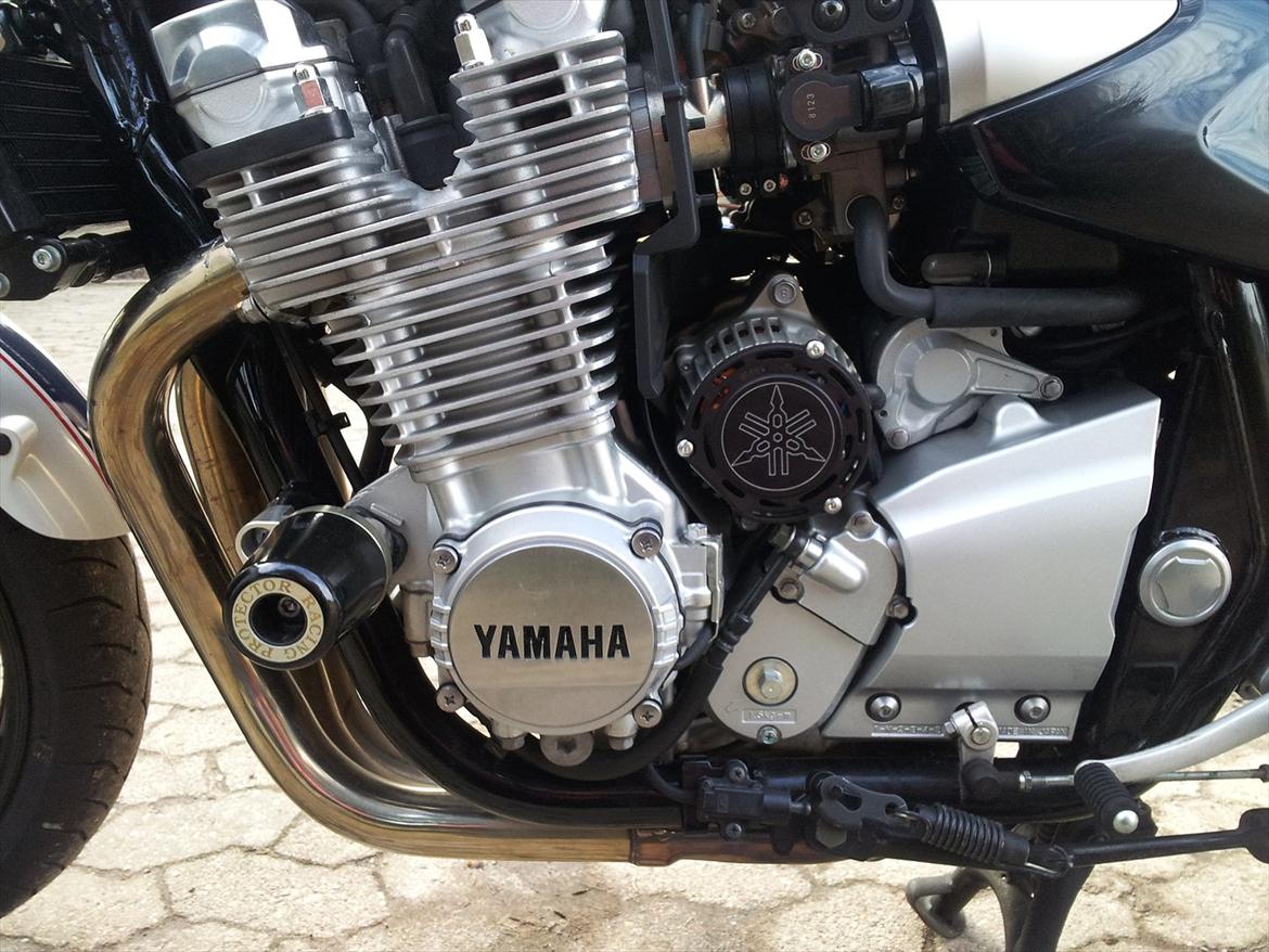 Yamaha XJR 1300 - Generatorafdækning med Yamaha logo. billede 12