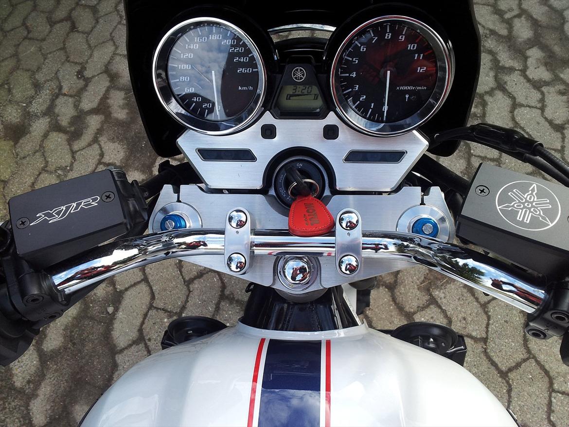 Yamaha XJR 1300 - Afdækning til væskebeholdere med Yamaha- og XJR logo. billede 10