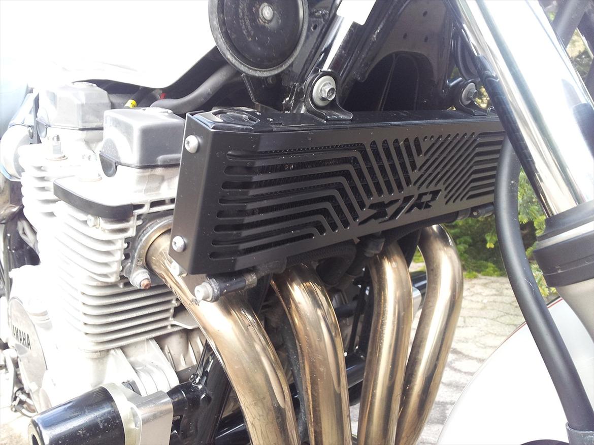 Yamaha XJR 1300 - Kølerafdækning med udfræst XJR. billede 15