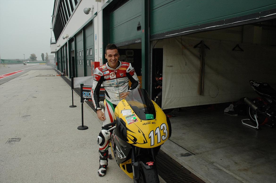 Kawasaki ZX-6R - Blev bare nød til at have dette billede med. Efter lidt surhed over naboernes i pitboxen om aftenerne, fandt vi ud af at det var en tidl. verdensmester og nuværende WSBK kører vi delte box med. Så var alt jo godt :-) +1 for Canepa! billede 7