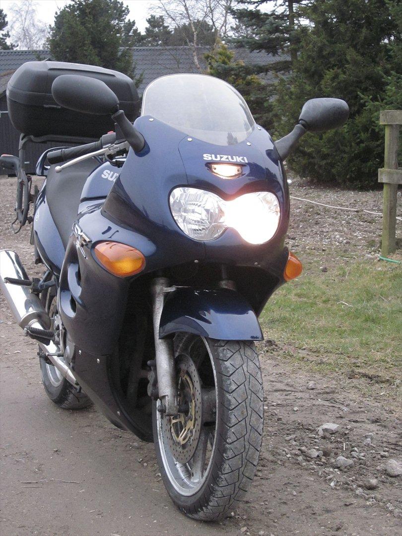 Suzuki GSX 750 F - Fint lys på modellen billede 4