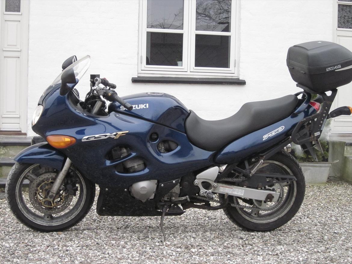 Suzuki GSX 750 F - Den har en lidt næsetungt design,
men er fantastisk at køre. billede 5