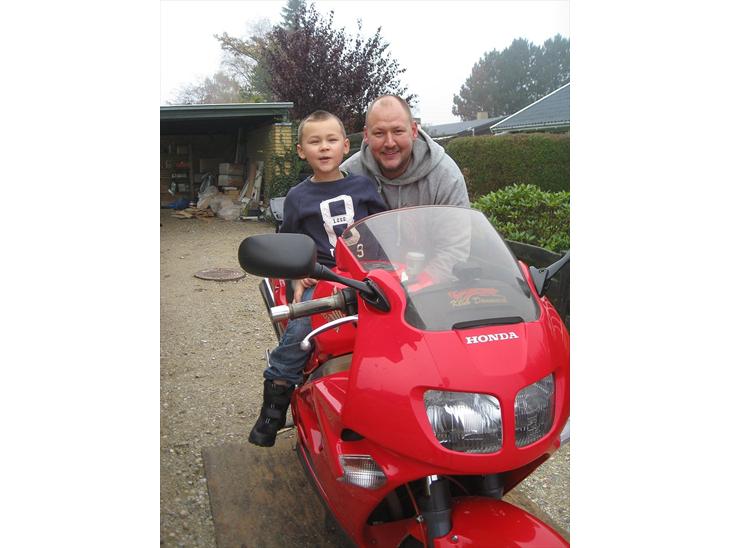 {{currentPhoto.altText}} billede {{currentPhoto.number}}