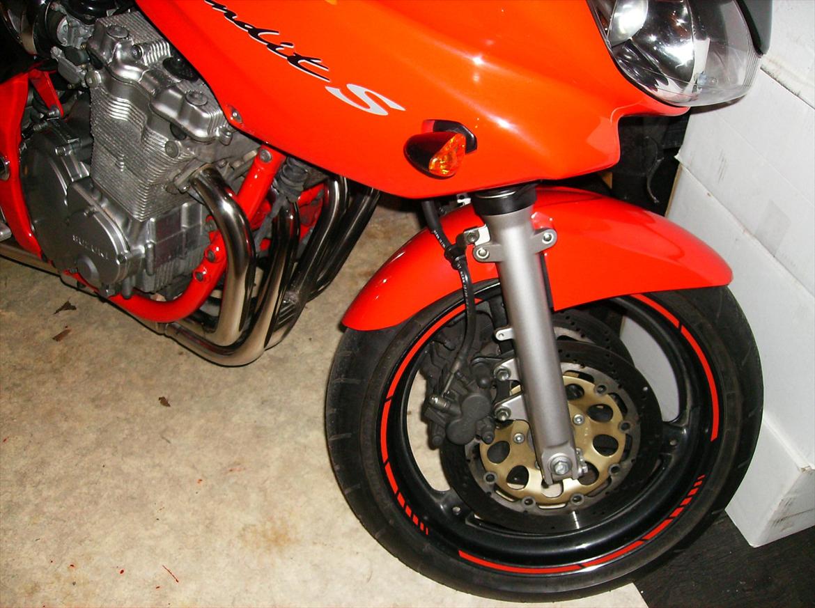 Suzuki Bandit 600 S - Pynt på fælgerne og nye blinklys billede 9