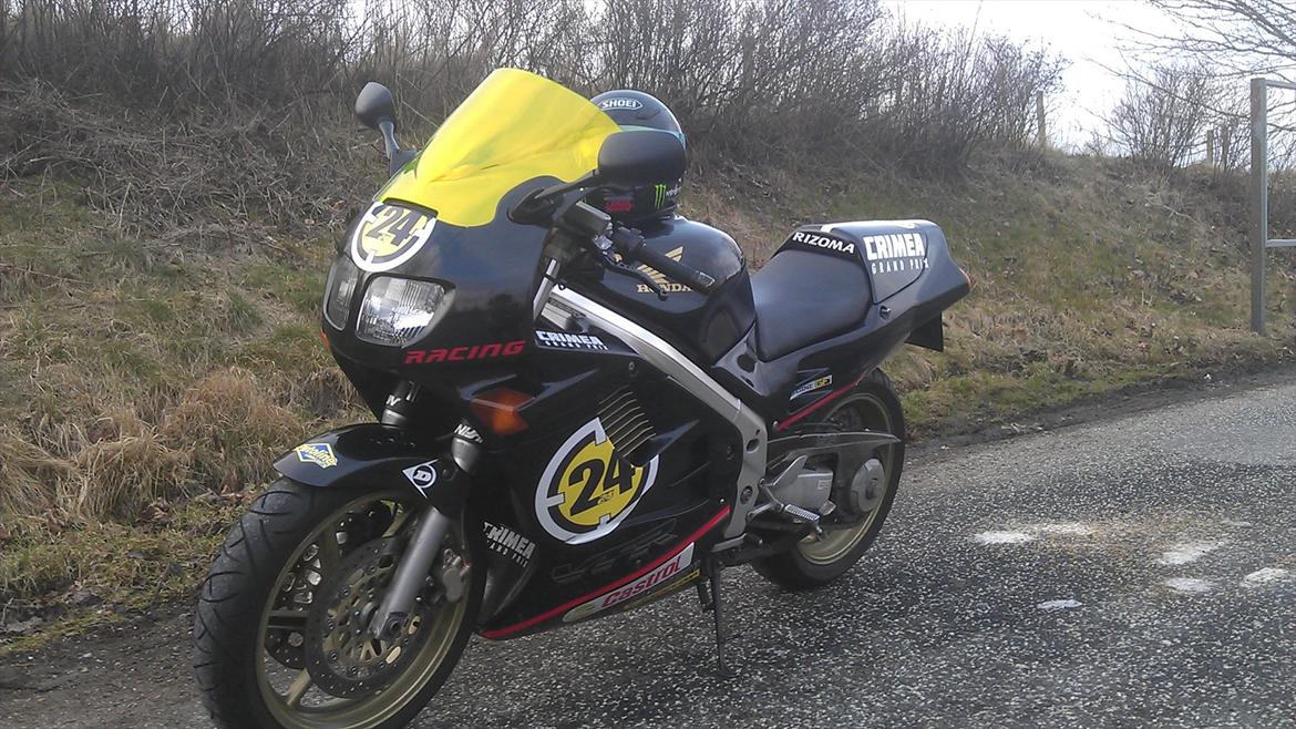 Honda vfr 750 - ja så blev min bike lavet lidt om. Toni Elias decal sæt er blevet sat på. billede 2