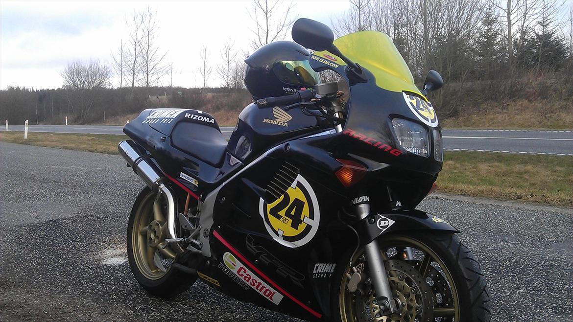 Honda vfr 750 - ja så blev min bike lavet lidt om. Toni Elias decal sæt er blevet sat på. billede 6