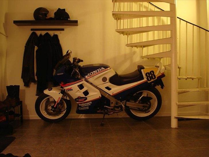 Honda VFR 750 - I vinterhi. Står lunt og tørt med gulvvarme. billede 9