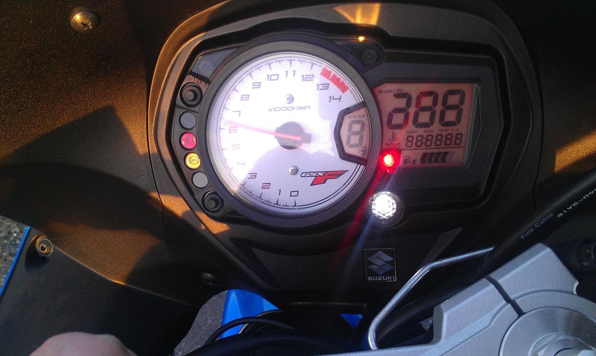 Suzuki GSX 650 FA - ABS'en lyser lige indtil at man kommer over 8 km/t. SHIFT lyset blinker ved 11.250 RPM. billede 10