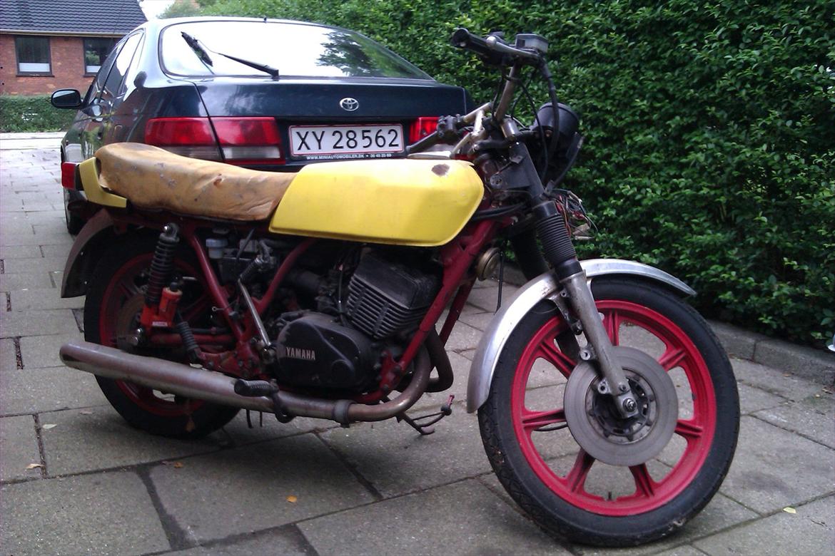 Yamaha RD 400 - Sådan så den ud da jeg fik den.
Den har stået i en garage i 13 år, men ejeren kom aldrig rigtig igang med renoveringen :) billede 1