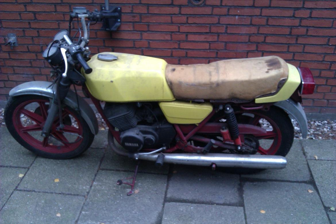 Yamaha RD 400 - Sådan så den ud da jeg fik den fra den anden side.
Den har stået i en garage i 13 år, men ejeren kom aldrig rigtig igang med renoveringen :) billede 2