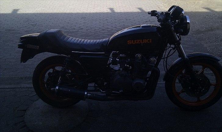 Suzuki GS 850/1000 (SOLGT) - Sadel som jeg kom til at købe. Den passer dog ikke. Æv det ser jo ikke skidt ud. billede 10