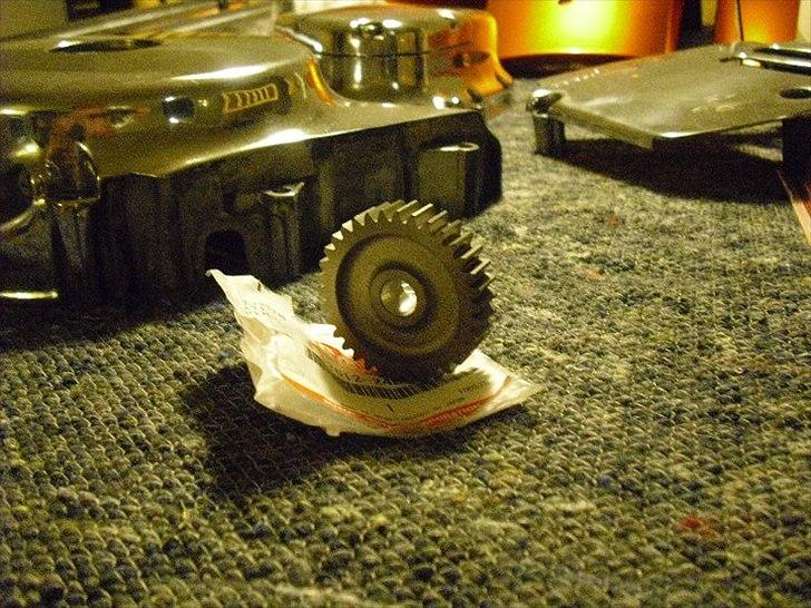Suzuki LS 650 Savage - Det gamle tandhjul til starterdrevet var totalt knusket istykker, så en ny måtte til. Jeg burde jo selvf. ha´ bygget den om til et fri-gears hjul så det ikke vil ske igen, mén, jeg var for doven ! :) billede 9