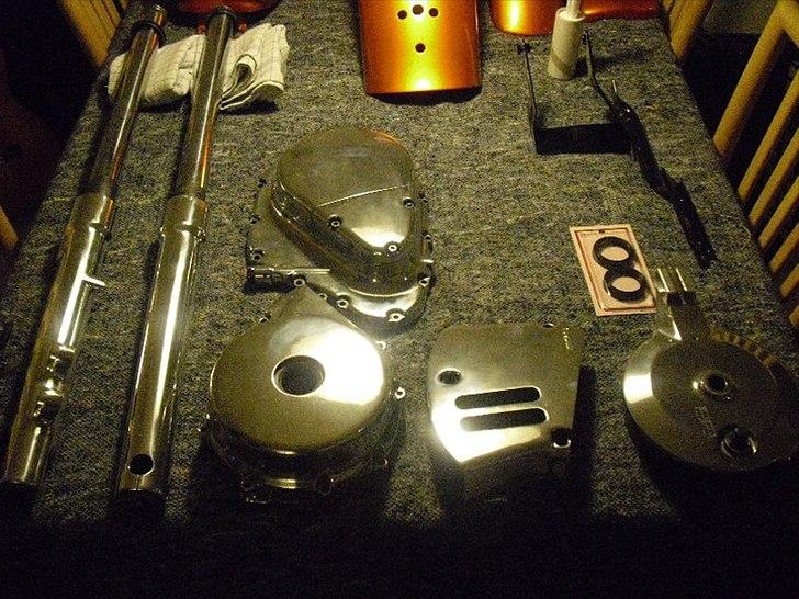 Suzuki LS 650 Savage - Mit nye polér grej blev indviet, dejligt med en ordentlig maskine til det :) 
Selv gaffel broen og topdæksler over ventildækslet blev slebet ren for den japanske nissecrom og blev højglanspoleret istedet ! :) billede 10