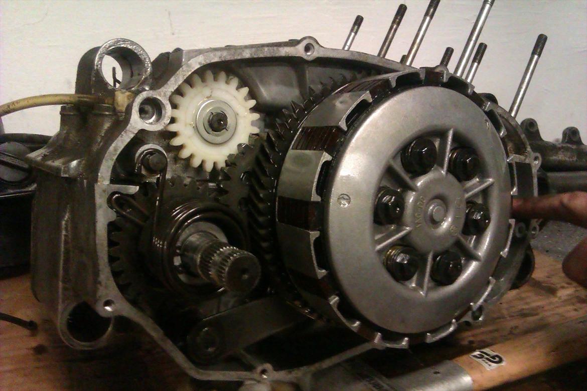 Yamaha RD 400 - Hmmm... Gad vide om jeg kan huske hvordan den samles igen når jeg når dertil? billede 5