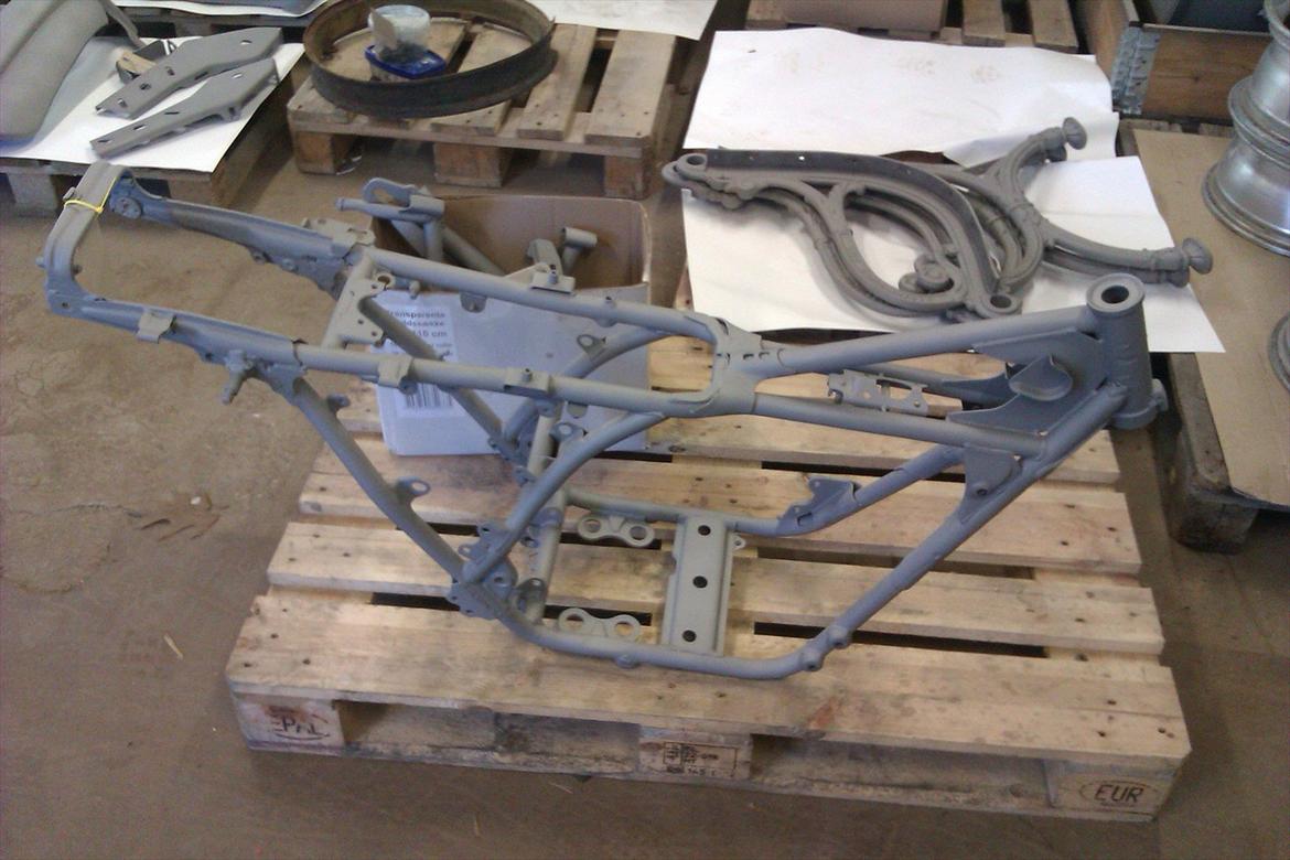 Yamaha RD 400 - Så er stellet, fælge, tank mm. blevet sandblæst. Så skal det bare males.
Tror det skal pulverlakeres.. billede 6