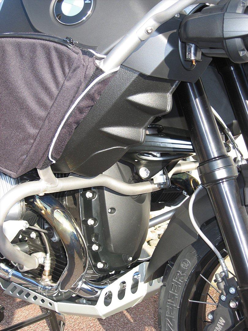 BMW R1200 GS Adventure - Sorte detaljer ved motoren. billede 9