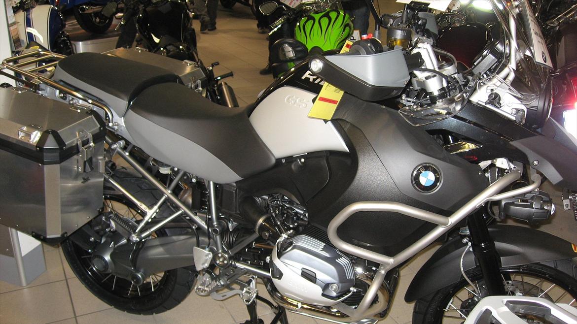 BMW R1200 GS Adventure - Første blik hos forhandleren. Her søstermodellen. Denne og min er bygget uge 2 2012 billede 11
