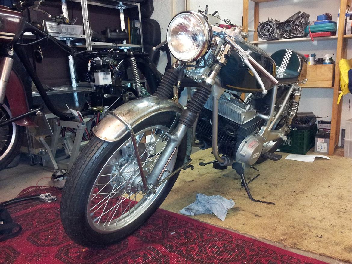 Suzuki GT380  [Tidl. motorcykel] - Lidt mock-up. Skal have glasblæst bagskærmen og batteriholderen. billede 10