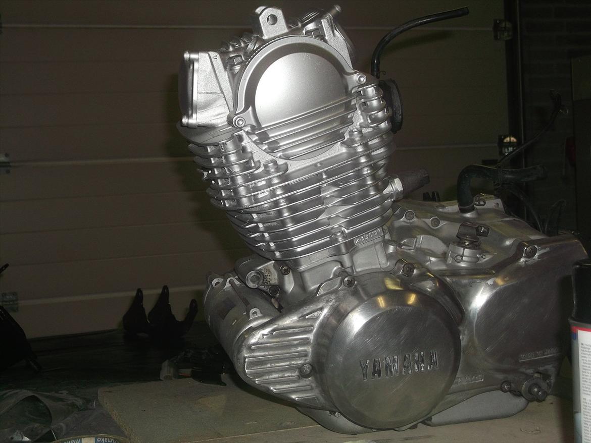 Yamaha SR 250 Classic - Malet cylinder i varmefast metalic-grå billede 12