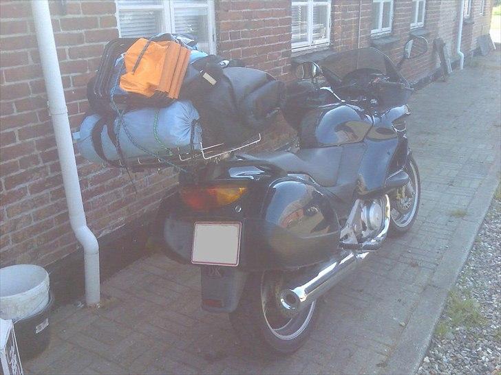 Honda Deauville NT650V (Solgt) - I den ene sidetaske er der løbetøj + sko til 2, og i den anden er der alm tøj + sko. Har også de store side taster. Men har ikke haft behov for at bruge dem endnu. billede 17