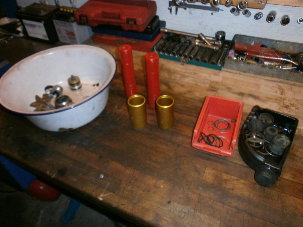 Suzuki GS 750 - Så må de gamle Ohliner renoveres .. de havde vist ikke været åbnet siden 1984 eller noget ..  Men det går nok ! billede 8