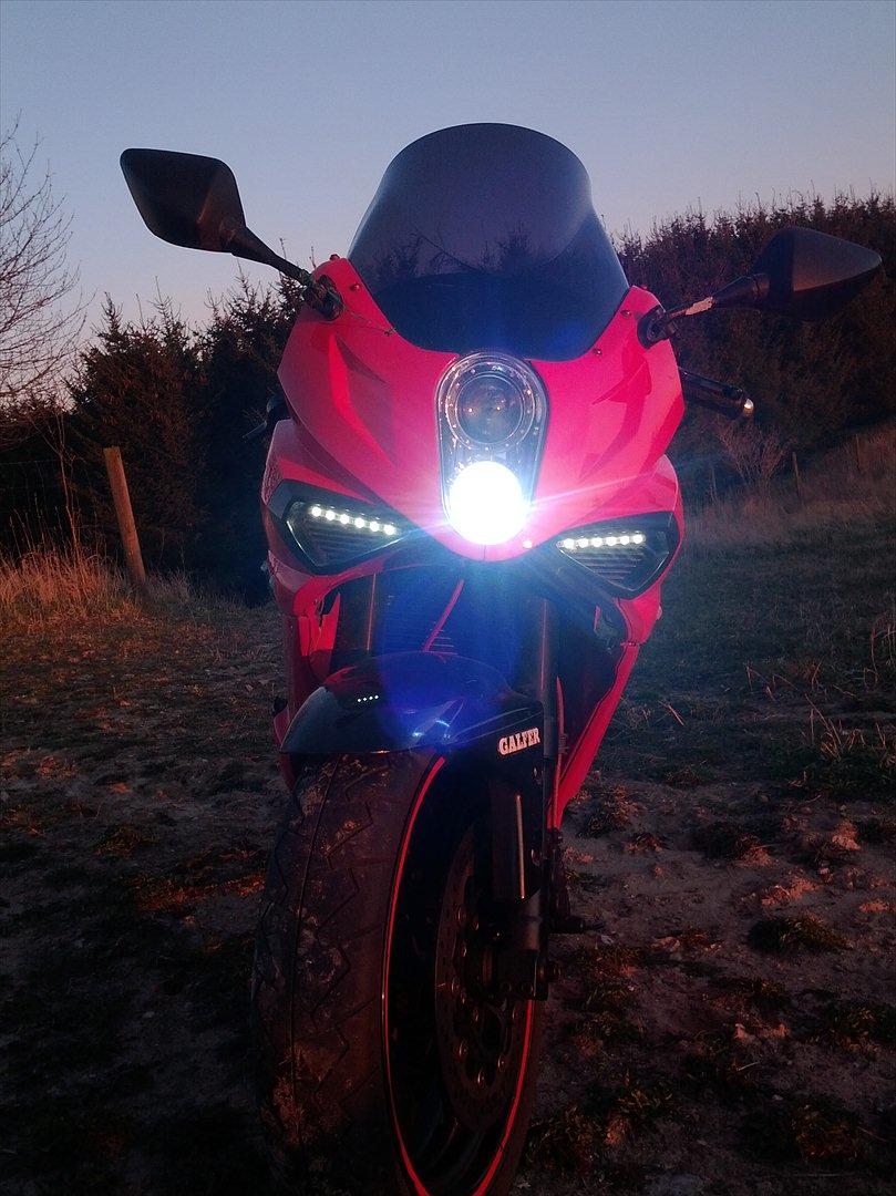 Hyosung GT650R - Xenon 8000 + Led kørelys billede 1