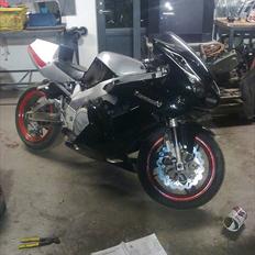 Yamaha Yzf 750R Racer solgt