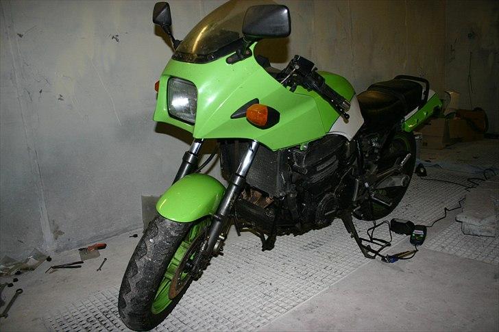 Kawasaki GPZ900R - Ved at gøre den klar til syn,  den har ikke set papirene siden 2005 billede 7