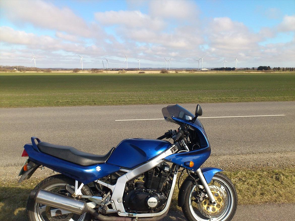 Suzuki GS 500e - Mangler dele af kåben da den delene er hos maleren. Super lækkert vejr, men V112 mølleparken i baggrunden. billede 18