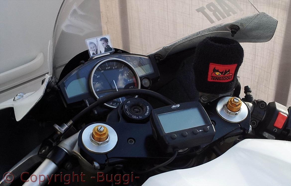 Yamaha YZF-R1 Baneged - Lige ovenover omdrejningstælleren sidder fartbegrænseren... Men det er tilsyneladende noget galt, for den virker ikke :-S billede 27