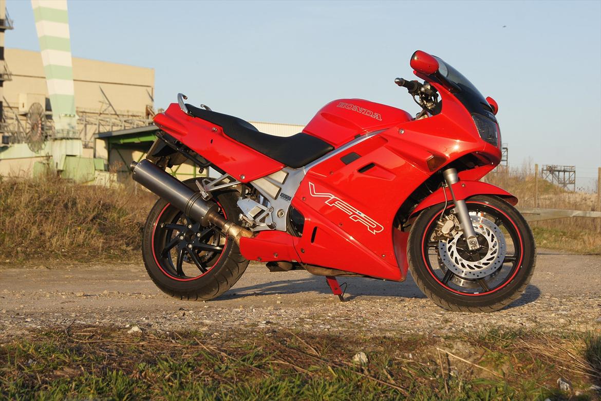 Honda VFR 750 RC36 *Solgt 2013* - Linø Værftets kran kan anes i baggrunden billede 7