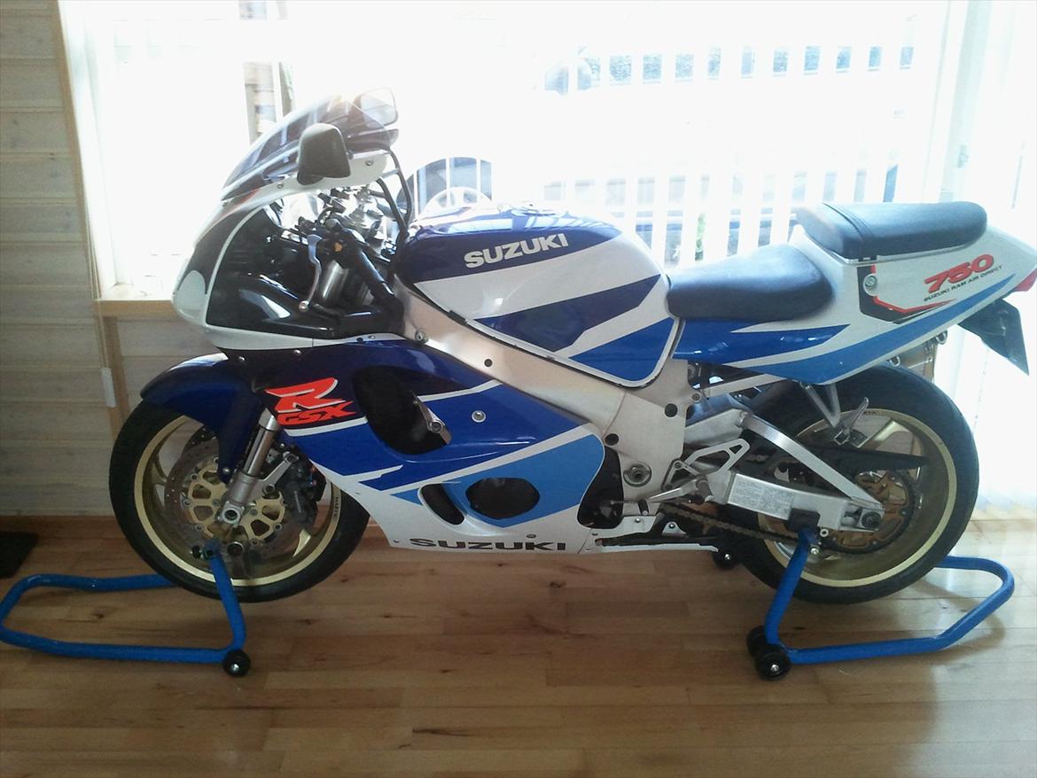 Suzuki GSX-R 750 SRAD - "Stadig i vinterhi" billede 4