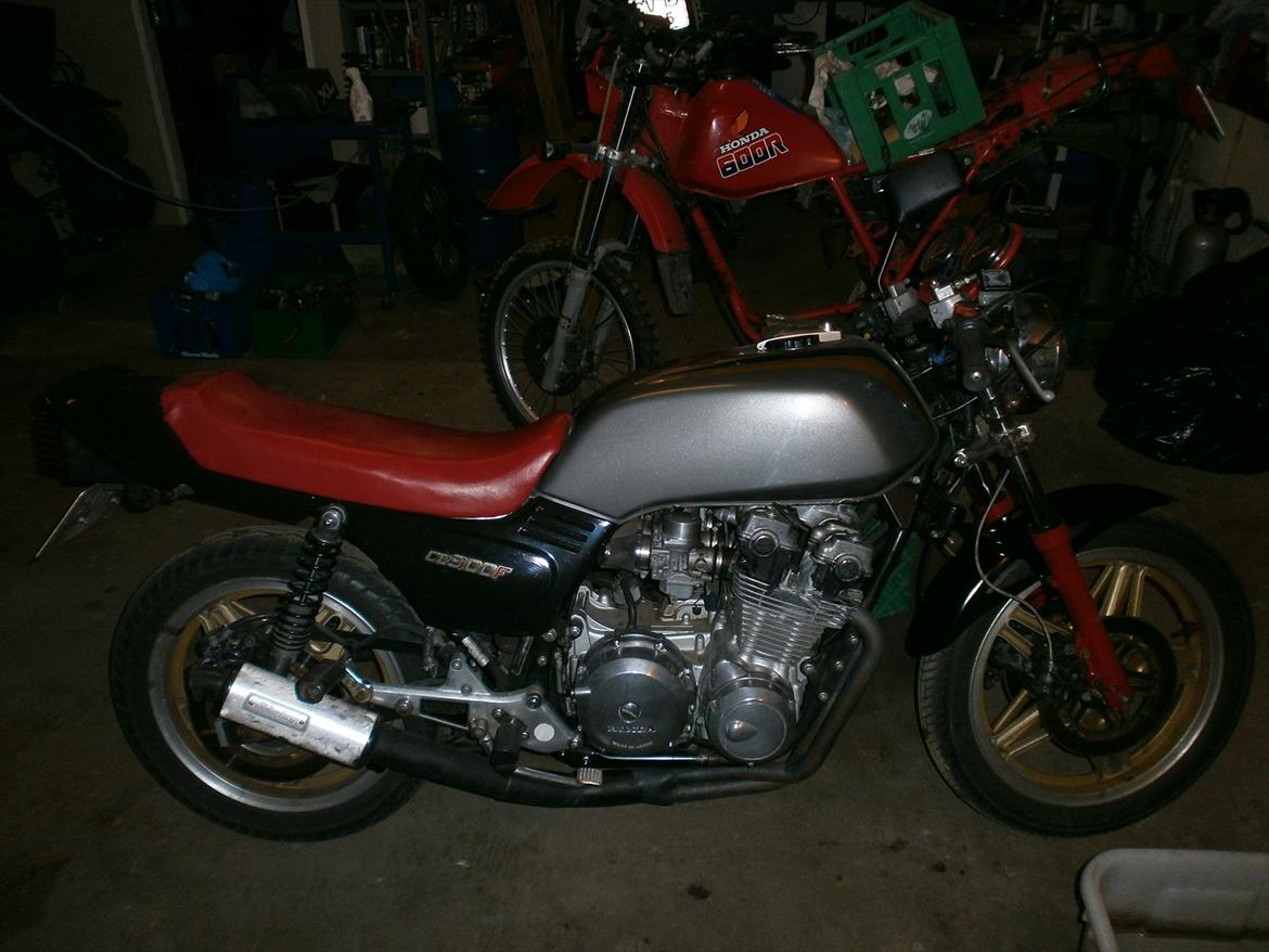 Honda 900 bol do´r - Det tog så lige det meste af en dag, at rense og pudse koblingsskjoldet .. Den tidligere ejer havde vist aldrig brugt så meget som 5 min på den slags .. Den lille Honda er på vej op :-) billede 10